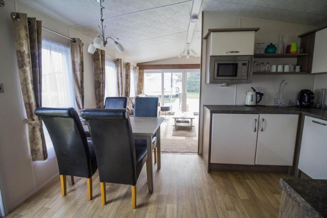Modern 6 Berth Caravan At Highfield Grange In Essex Ref 26609P 滨海克拉克顿 外观 照片